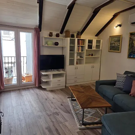 Apartment Penelope, Rustic Next To The Walls