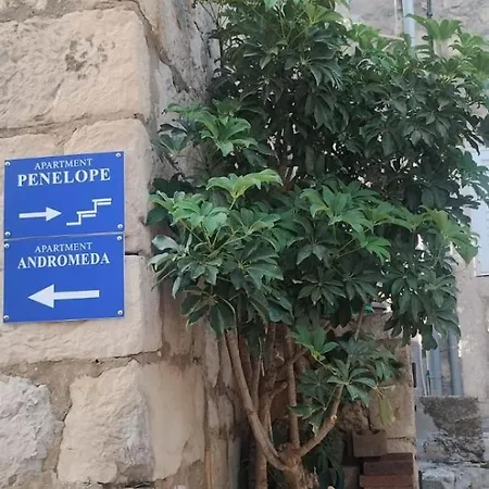 Apartment Penelope, Rustic Next To The Walls