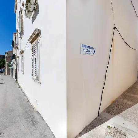 Penelope, Rustic Next To The Walls