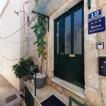 Penelope, Rustic Next To The Walls