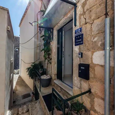 Penelope, Rustic Next To The Walls * Dubrownik