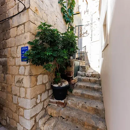 Penelope, Rustic Next To The Walls *