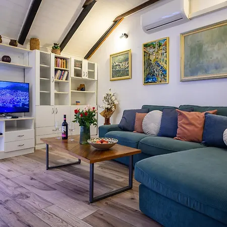 Penelope, Rustic Next To The Walls