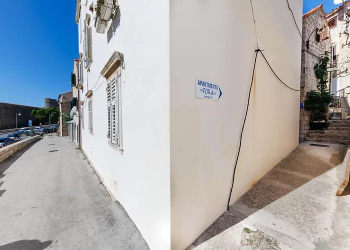 Penelope, Rustic Next To The Walls