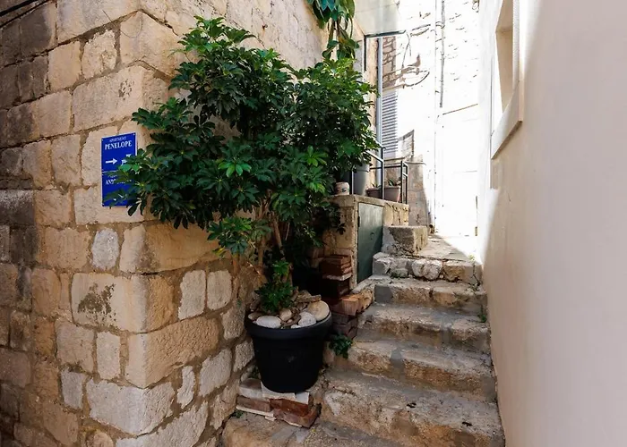 Penelope, Rustic Next To The Walls *