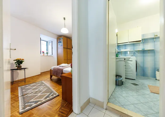 Penelope, Rustic Next To The Walls 杜布罗夫尼克