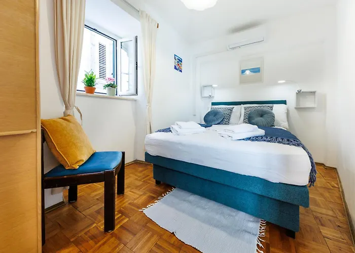 Penelope, Rustic Next To The Walls *