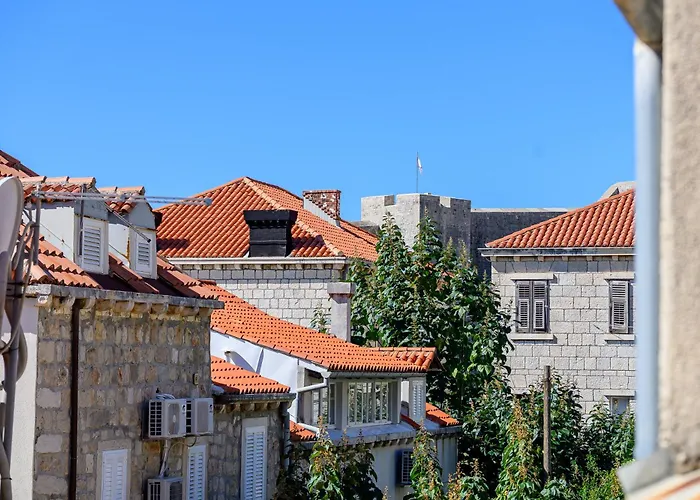 Penelope, Rustic Next To The Walls *