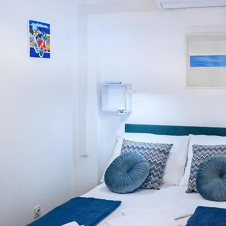 Penelope, Rustic Next To The Walls *