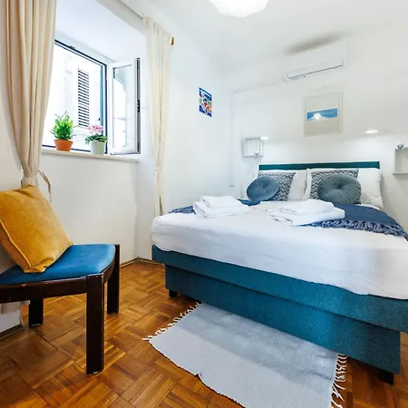 Penelope, Rustic Next To The Walls *